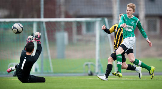  IFK Hässleholms Amel Crnalic gör 3-1 och i DM-matchen för pojkar födda 2000 mellan IFK Hässleholm och Hässleholms IF i Hässleholm 5 april 2014.