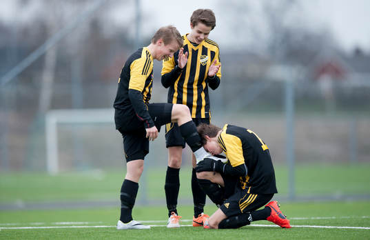  IFK Hässleholms Amel Crnalic har gjort 3-1 och firar med att få skorna kyssta
