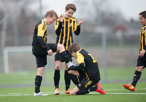  IFK Hässleholms Amel Crnalic har gjort 3-1 och firar med att få skorna kyssta