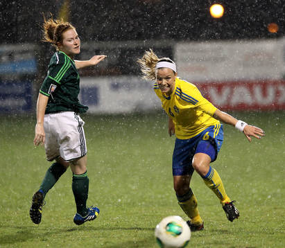  Fotboll, Dam, VM-Kval, Nordirland - Sverige: Sara Thunebro and Northern Ireland's Laura Rafferty during this evenings game at Shamrock Park in Portadown.  