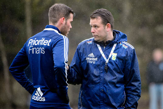 IFK Göteborgs Emil Salomonsson pratar med tränare Mikael