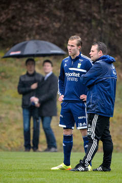 IFK Göteborgs Gustav Engvall pratar med tränare Mikael