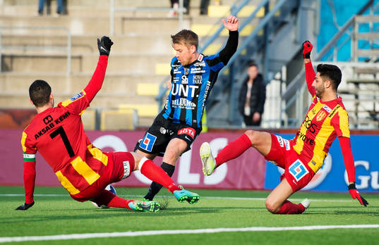 Syrianskas Robert Massi och Isa Demir försöker stoppa