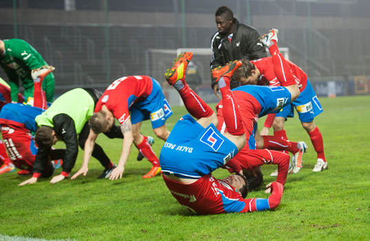 Öster tackar publiken med en volt (kullerbytta) i matchen i Superettan mellan Ängelholm och Öster i Helsingborg 6 april 2014.