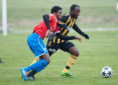  Hässleholms Bright Frimpong i kamp med Arvikas Edem Hetcheli (utlånad från IFK) i träningsmatchen mellan IFK Hässleholm och Arvika i Hässleholm 6 april 2014.