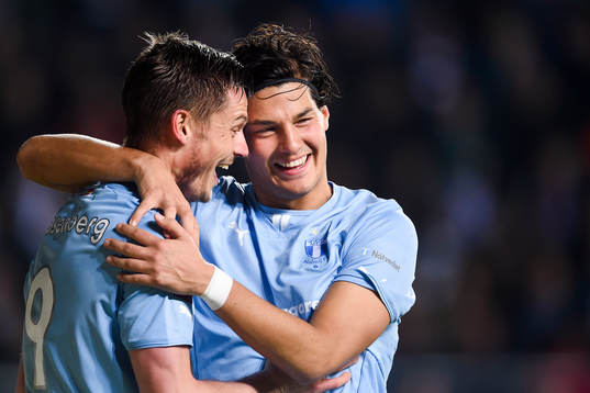 Malmö FFs Miiko Albornoz (th) kramar om Markus Rosenberg