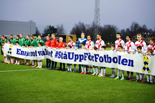 Lagens spelare står uppställda för en manifestation mot