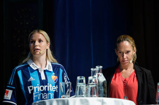 Alexandra Höglund, spelare i Djurgården, och Linda Fagerström, tränare i Bollstanäs,