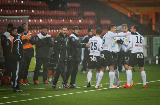 Örebros Shpetim Hasani gör 1-0 och jublar med Ahmed Yasin, Samuel Mensiro och tränare Per-Ola Ljung