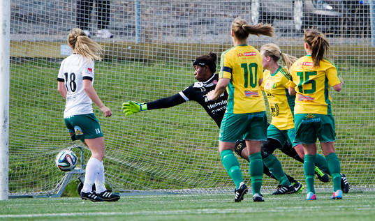 Mallbackens målvakt Alyssa Whitehead släpper in ett mål