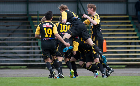 Hässleholms Ekrem Dibrani har gjort 2-1 och jublar i matchen i division 111 mellan IFK Hässleholm och Ifö Bromölla 12 april 2014.