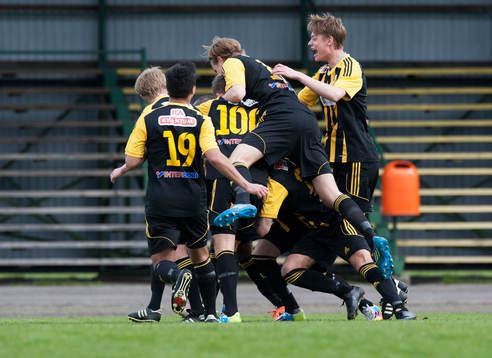 Hässleholms Ekrem Dibrani har gjort 2-1 och jublar i matchen i division 111 mellan IFK Hässleholm och Ifö Bromölla 12 april 2014.