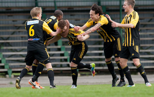 Hässleholms Ekrem Dibrani har gjort 2-1 och jublar i matchen i division 111 mellan IFK Hässleholm och Ifö Bromölla 12 april 2014.