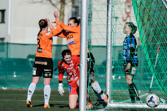 Sunnanås Olivia Holm och Elin Wikström jublar efter 0-1
