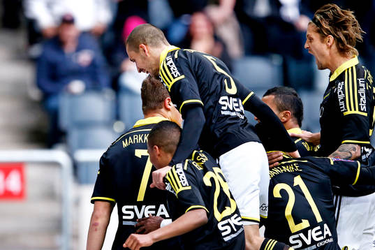 AIK jublar efter att Eero Markkanen gjort 1-0