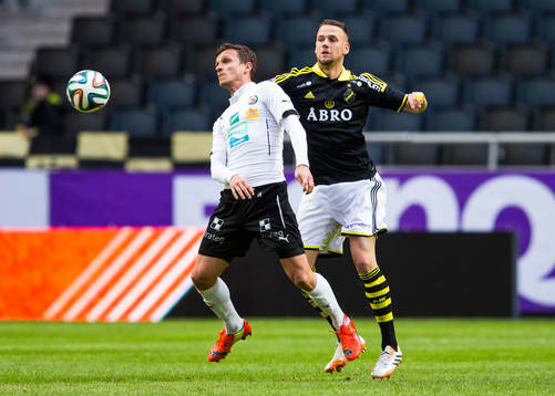 s Alexander Milosevic i kamp om bollen under fotbollsmatchen i Allsvenskan mellan AIK och Örebro den 13 april 2014 i Stockholm. 