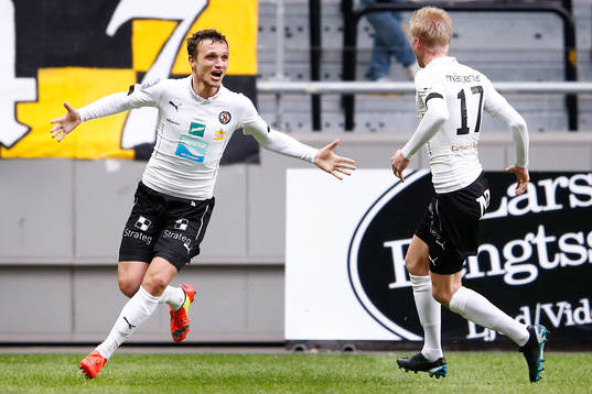 Örebros Shpetim Hasani jublar med Karl Holmberg efter att ha gjort 1-1