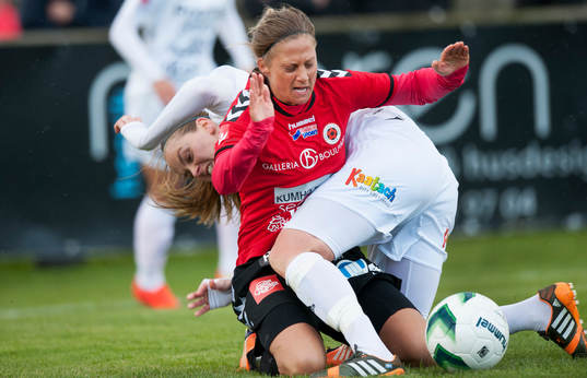 Tyresös Lisa Dahlkvist och Kristianstads Therese Björck  i matchen i damallsvenskan i fotboll mellan Kristianstad och Tyresö 13 april 2014.