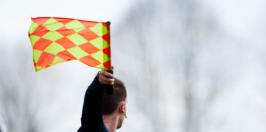Assisterande domaren flaggar för inkast i matchen i damallsvenskan i fotboll mellan Kristianstad och Tyresö 13 april 2014.