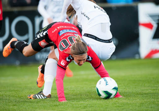 Tyresös Lisa Dahlkvist och Kristianstads Therese Björck  i matchen i damallsvenskan i fotboll mellan Kristianstad och Tyresö 13 april 2014.
