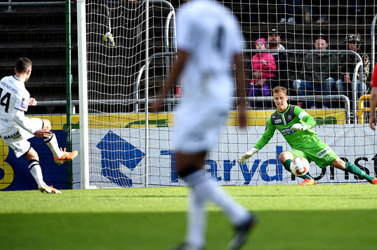 Häckens Martin Ericsson gör 1-2 bakom Helsingborgs