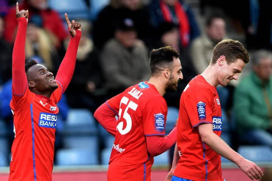 Helsingborgs David Accam (tv) jublar