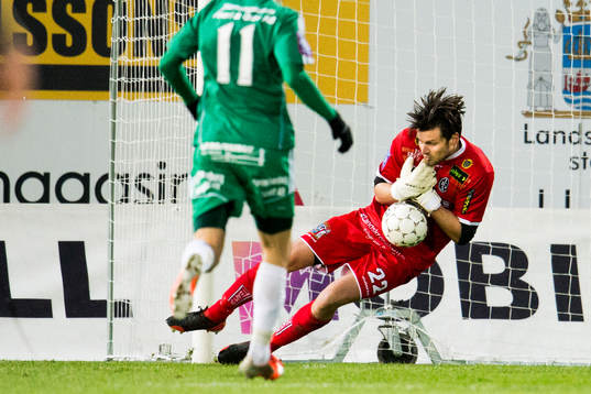 Landskronas målvakt Niklas Uddenäs har problem med att