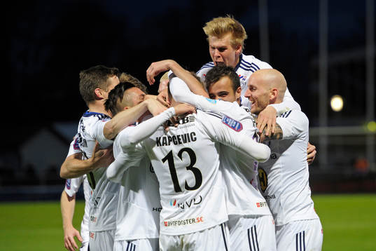 Huskvarnas Philip Bernholtz jublar efter 0-1