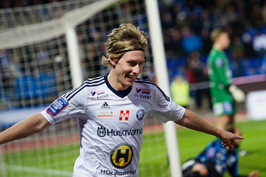 Husqvarnas Philip Bernholtz jublar efter att ha gjort mål