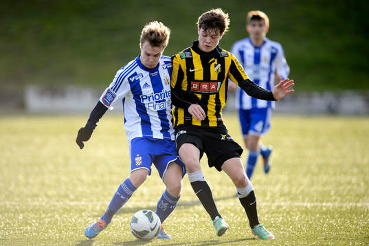 IFK Göteborgs Jesper Andersson i närkamp med Häckens Albin Skoglund