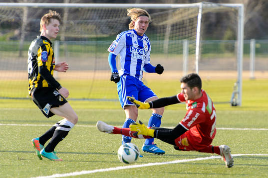 Häckens målvakt Emre Patat räddar ett skott från IFK Göteborgs Victor Edvardsen