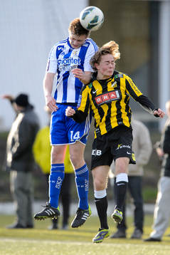 IFK Göteborgs Linus Dahl i nickduell med Häckens Adam Andersson