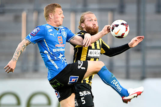 Halmstads Gudjón Baldvinsson i kamp med Häckens Emil Wahlström