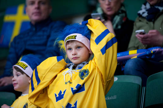 Ung svensk supporter i ishockeylandskampen mellan Sverige