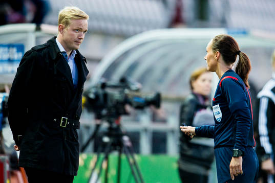 Domare Pernilla Larsson pratar med Rosengårds tränare Jonas Eidevall