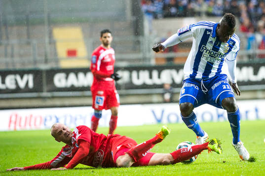 IFK Göteborgs Malick Mané går förbi Åtvidabergs Daniel