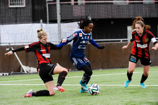 Kvarnsvedens Darcel Mollon i närkamp med Brommapojkarnas Emelie Brodin och Sandra Lindkvist