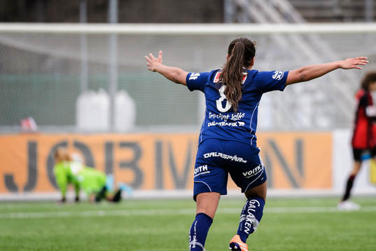 Kvarnsvedens Sabrina Henriksson jublar efter att Kvarnsvedens Julia Strahl (ej i bild) gjort 0-2