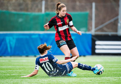Kvarnsvedens Jennifer Jonasson bryter bollen för Brommapojkarnas Sandra Lindkvist