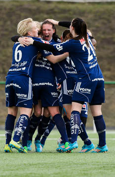 Kvarnsvedens spelare jublar efter att Fredrika Eriksson gjort 0-1