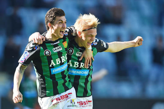 GAIS Petri Zhubi och Linus Tornblad jublar efter 2-1