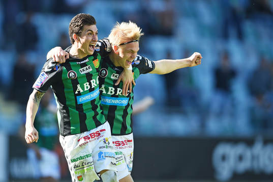 GAIS Petri Zhubi och Linus Tornblad jublar efter 2-1