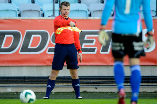 En domare tecknar för offside