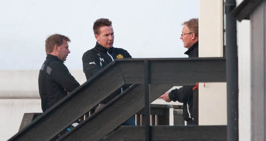  Krismöte på trappan till Mjällbys klubbstuga, Mjällbys sportchef Jörgen Martinsson i mitten i samspråk med tränarna Jonas Andersson och Lars Jacobsson   i matchen i allsvenskan mellan Mjällby och Häcken i Hällevik  20 april 2014.