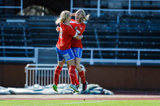 QBIKs Mia Skoglund och QBIKs Elin Nyman jublar