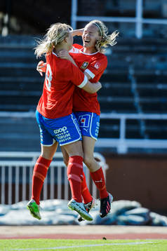 QBIKs Mia Skoglund och QBIKs Elin Nyman jublar