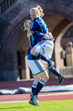 Djurgårdens Alexandra Höglund och Mia Jalkerud jublar efter att Mia Jalkerud gjort 1-1