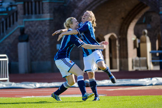 Djurgårdens Alexandra Höglund och Mia Jalkerud jublar efter att Mia Jalkerud gjort 1-1