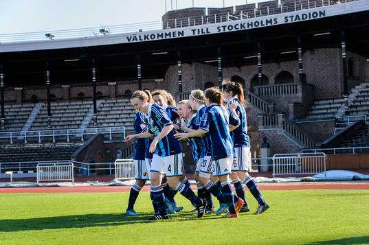 Djurgårdens spelare jublar efter att Mia Jalkerud gjort 1-1