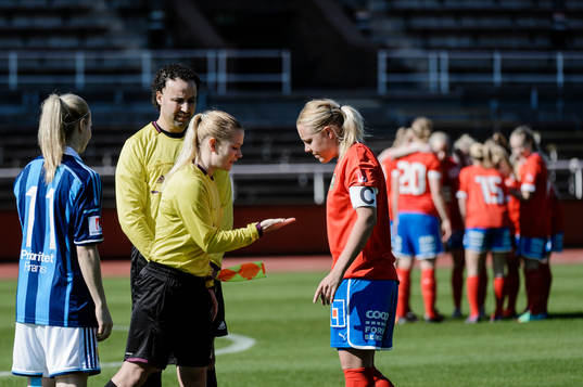 Domare Laura Rapp singlar slant med Djurgårdens Alexandra